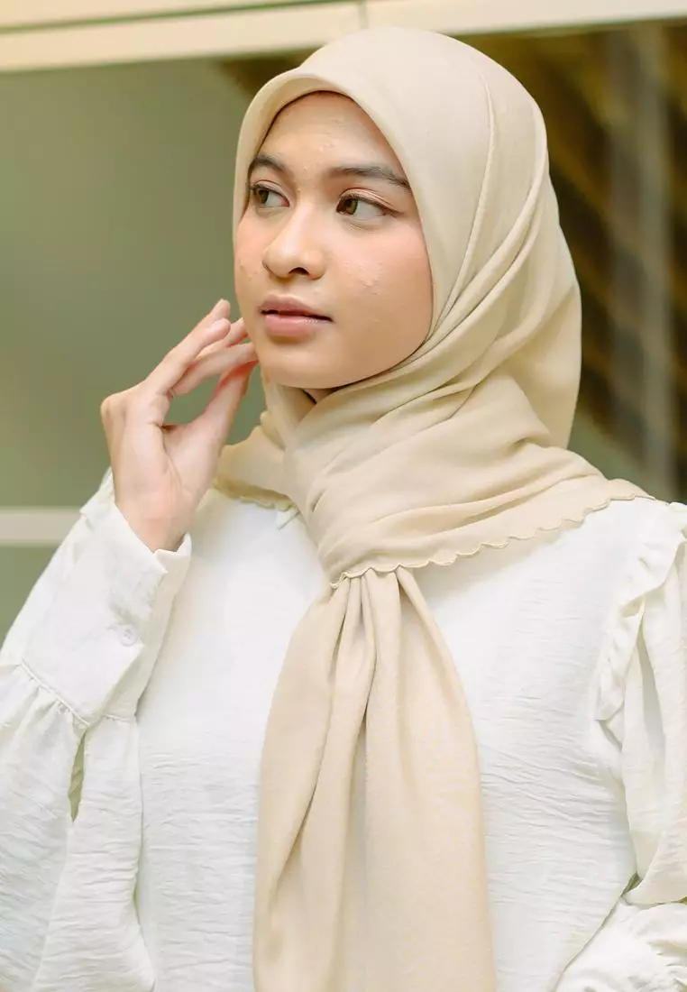 Anna Classic Square (Hijab Voal Bordir Segiempat) Cream Almond