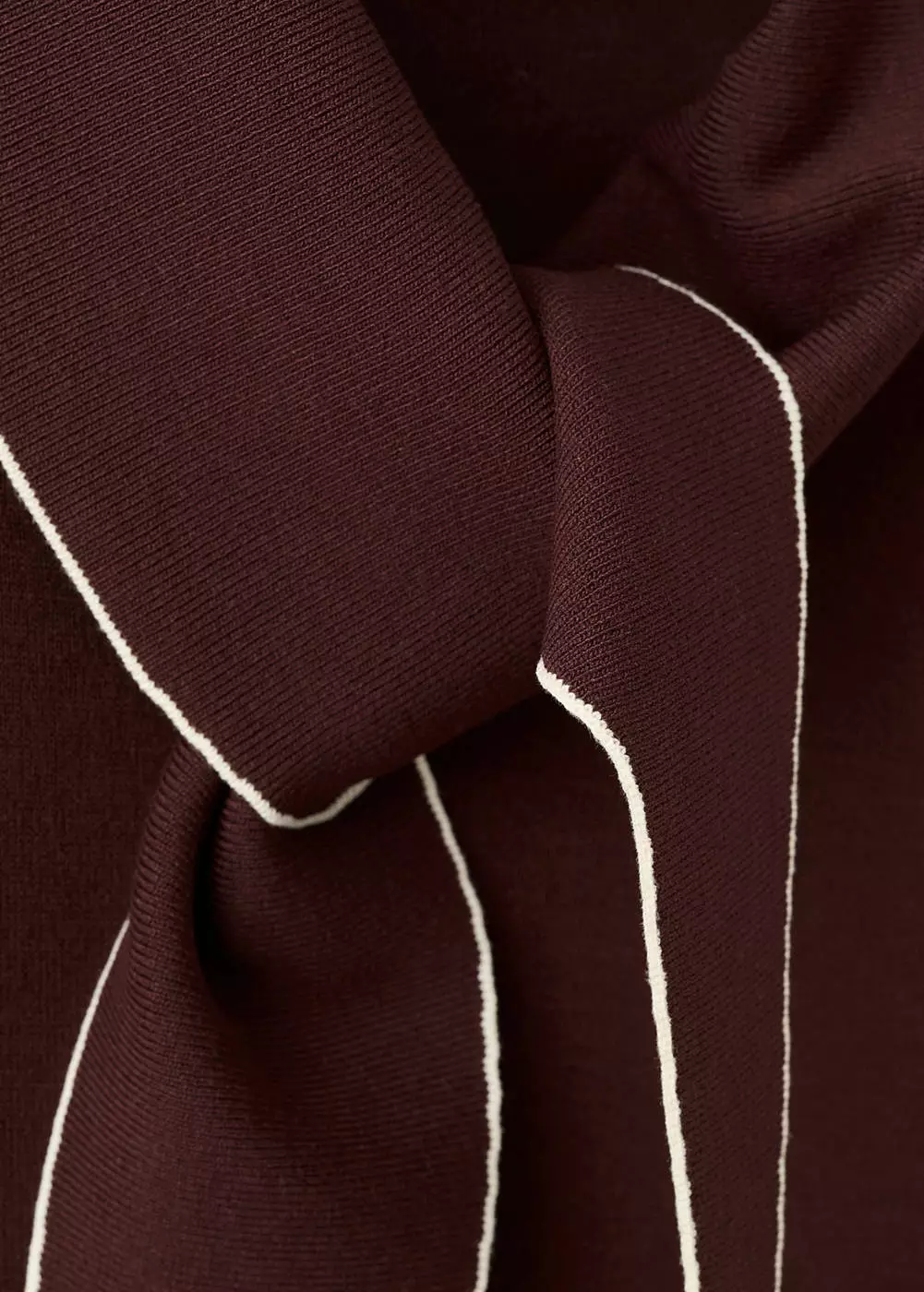 Atasan rajut dengan detail syal