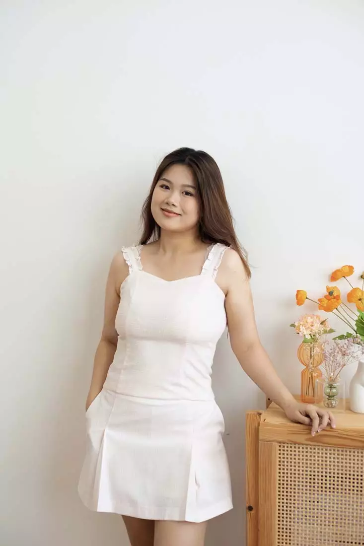 SHORT SKIRT WITH SLIT