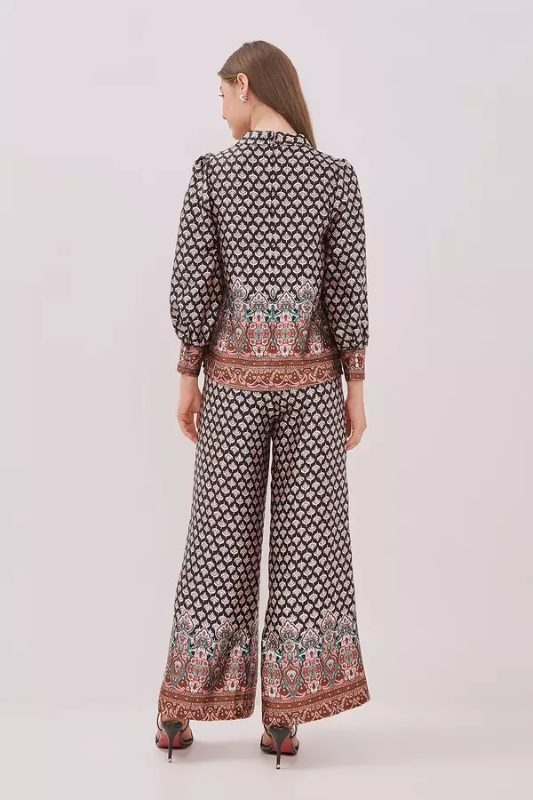 MINIMAL - Donna - Blus Motif Bunga Kerah Payet - Brown Warna Brown