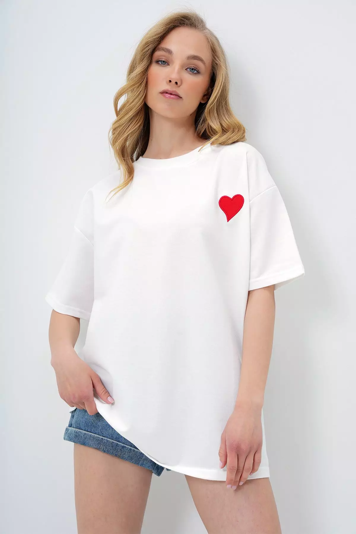 Women's White Crew Neck Heart Embroidered Two Thread Oversize T-Shirt Alc-X13912