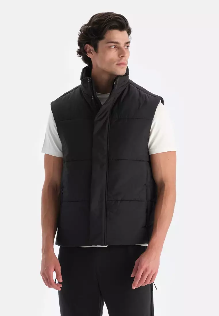 Sleeveless black jacket top