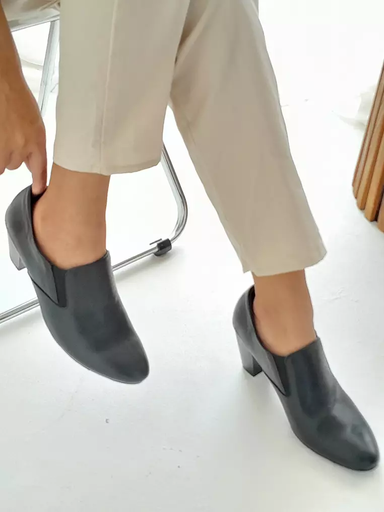 Felicya Sepatu Ankle boots Wanita guinne leather