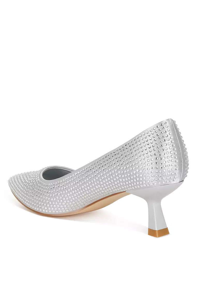 Sepatu hak anak kucing berhiaskan berlian imitasi berwarna perak