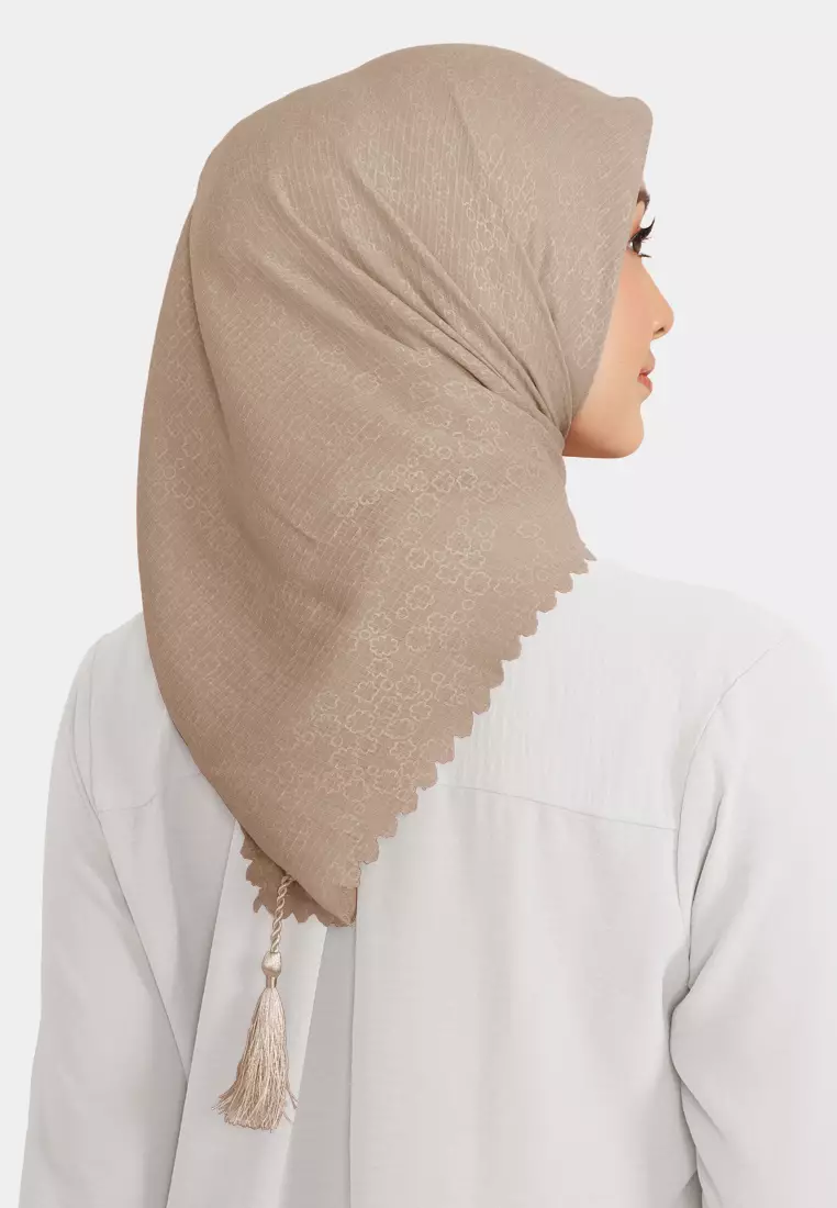 Cotton Bee - Hijab Segiempat Rayyansa Tassel Emboss Lasercut 