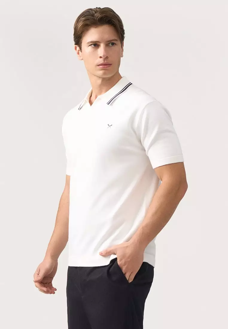 Regular Fit V-Placket Polo Shirt With Contrast Collar & Tipping In Textured Knit