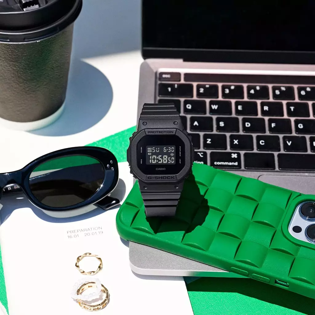 Casio G-Shock Jam Tangan Wanita dengan format Digital GMD-S5610BB-1DR