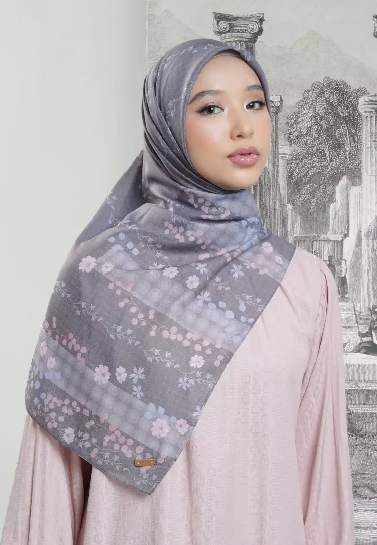 VIALOVA Print Scarf Dark Grey - Kerudung Hijab Segiempat Motif With BOX - Bahan Voal Premium - Ukuran 115x115