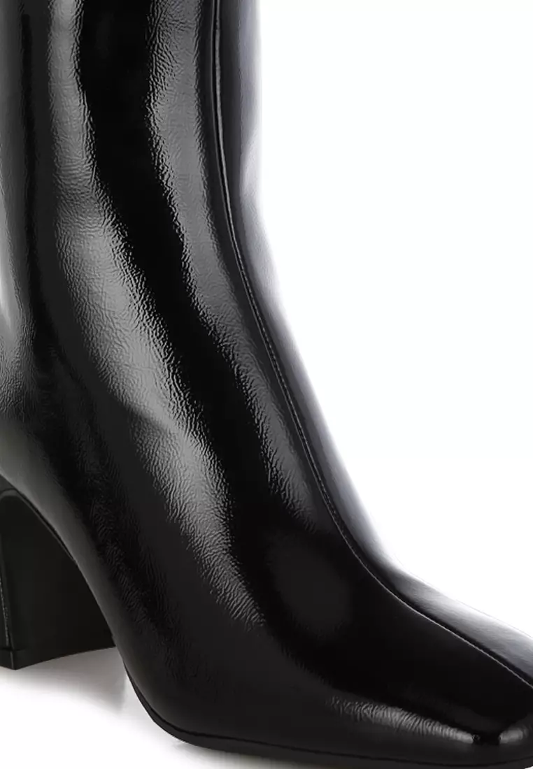 Sepatu bot ujung persegi paten berwarna hitam