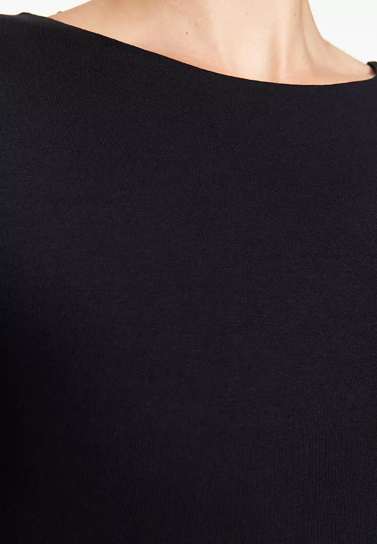 Flexible Boat Neck Fitted/Sticky Knitted Top