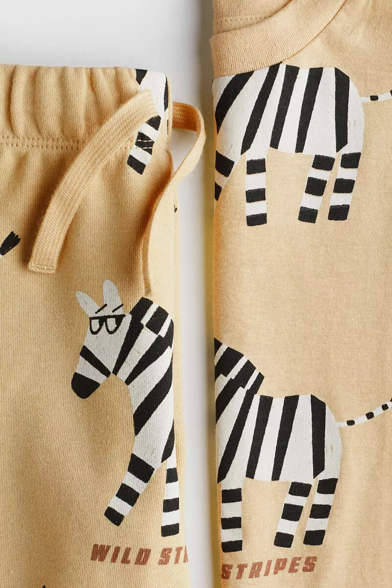 2-piece T-shirt and sweatshorts set