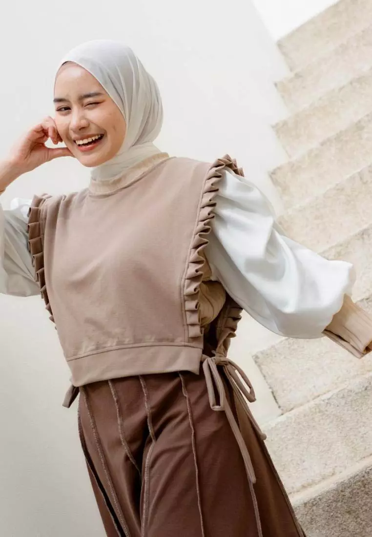 Dalla Ruffle Vest - Khaki M18627 R77S2