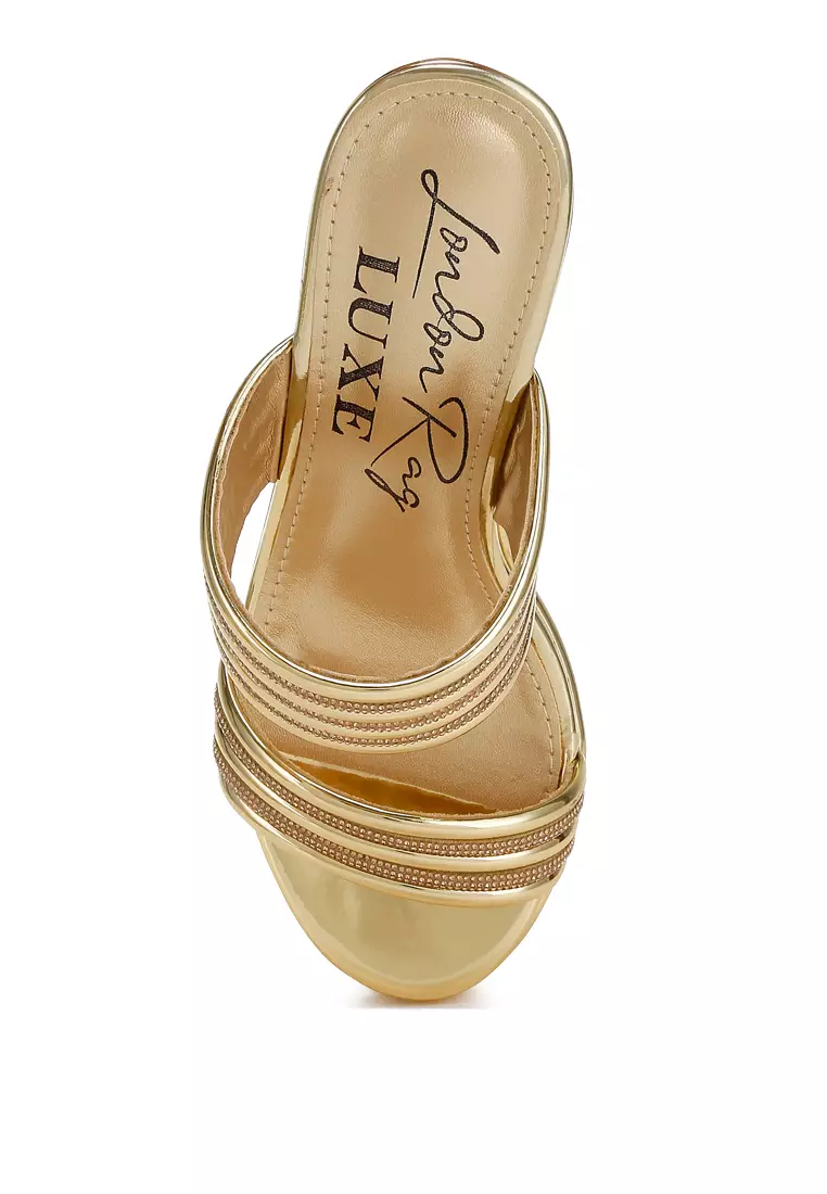 Sandal Wedge Kulit Imitasi Metalik dalam Warna Emas