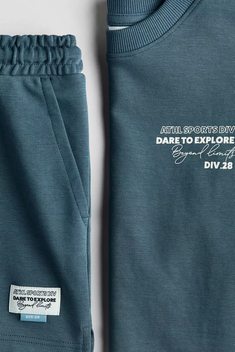 2-piece T-shirt and sweatshorts set