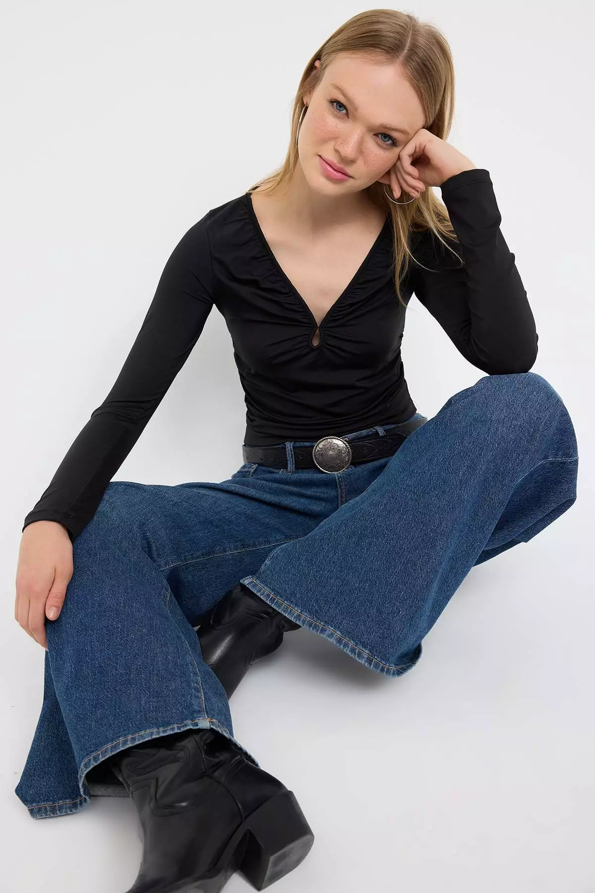 Teen Black Fitted/Body-Smoothing V-Neck Knitted Blouse