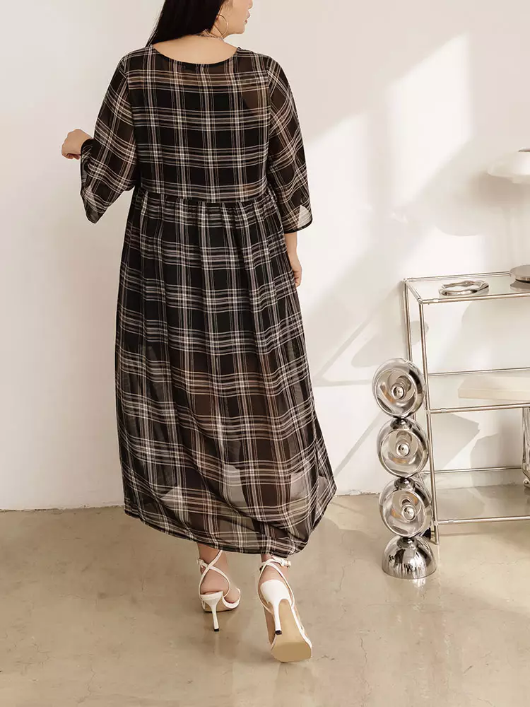 雲朵自訂款-微透膚格紋V領五分袖長版罩衫《EA3654》