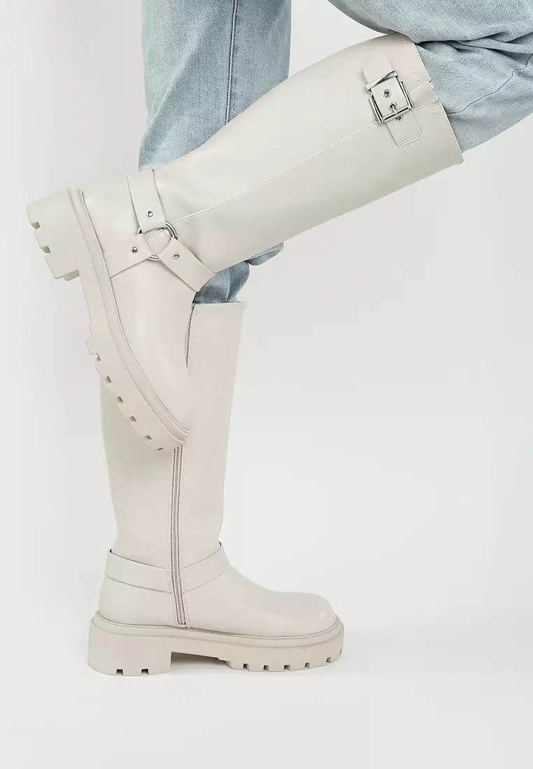 Sepatu Bot Panjang Detail Harness Warna Beige
