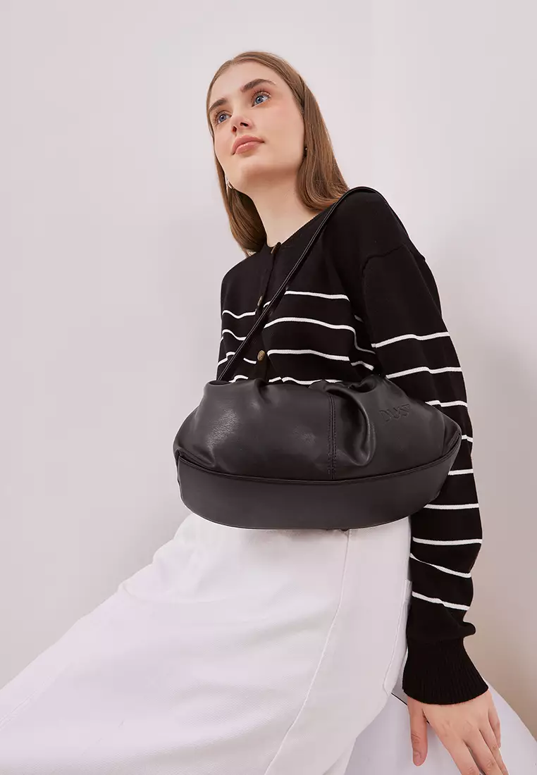 DUST Taavi Bag Hitam (D. 9116)