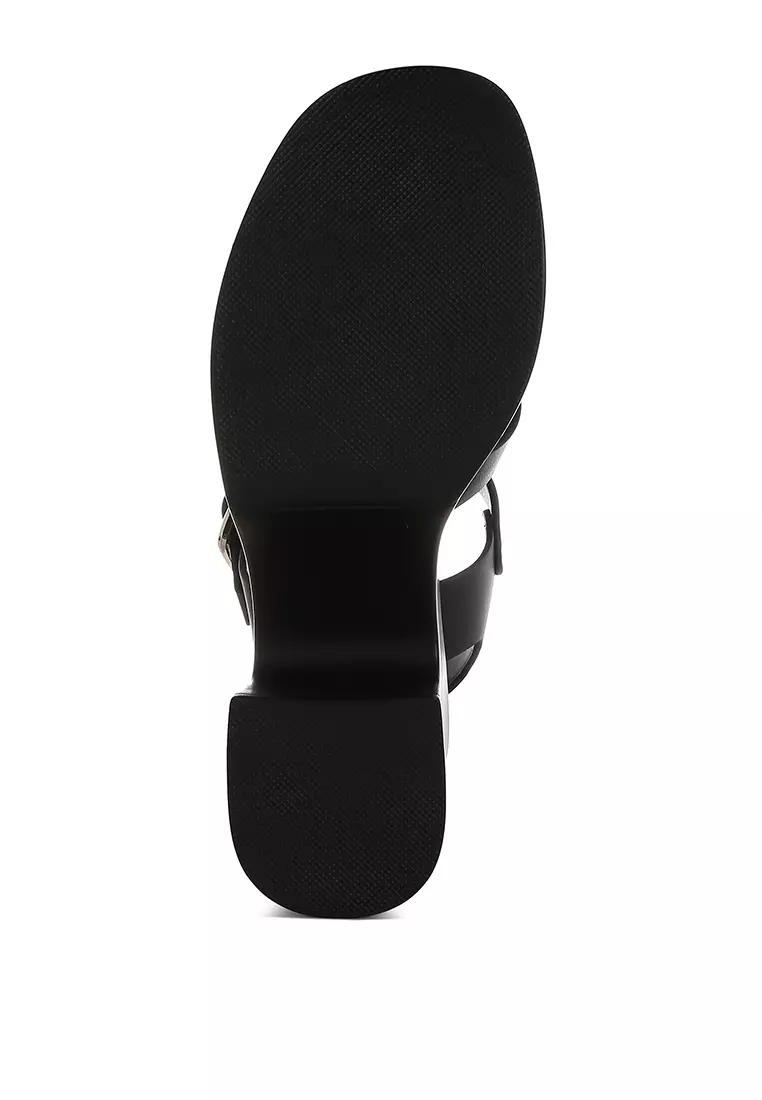 Sepatu hak platform gesper tebal berwarna hitam