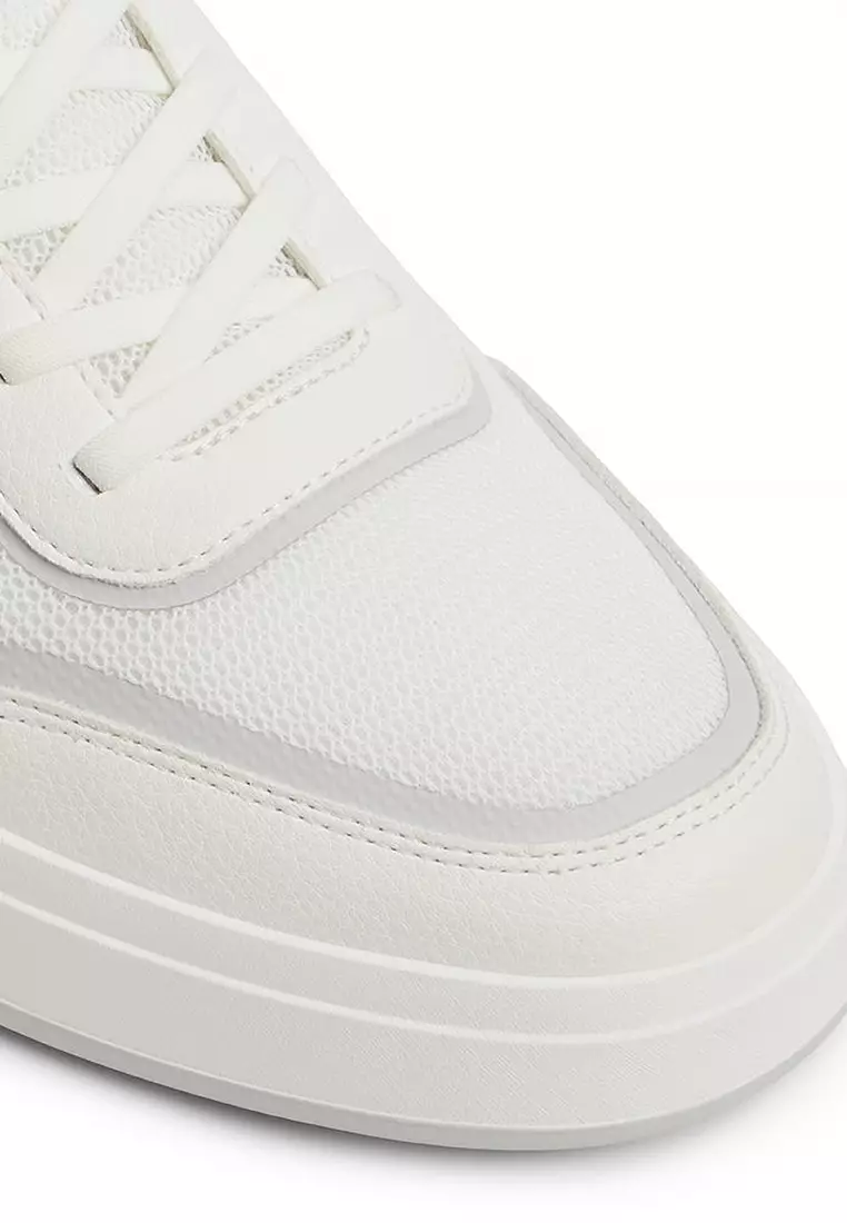 Winslow Easy In Sneakers