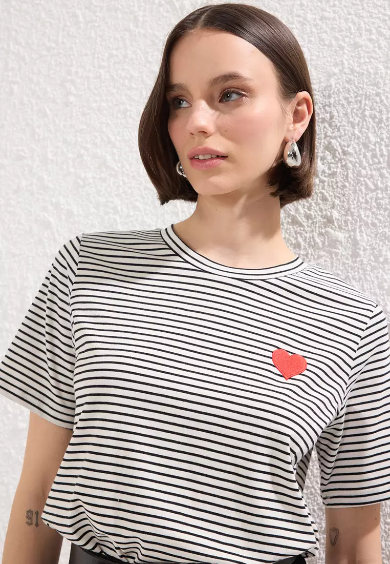 Black Heart Embroidered Regular Pattern Knitted T-Shirt TWOSS25TS00141