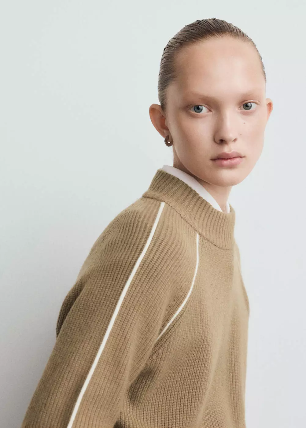 Sweater leher perkins dengan garis kontras