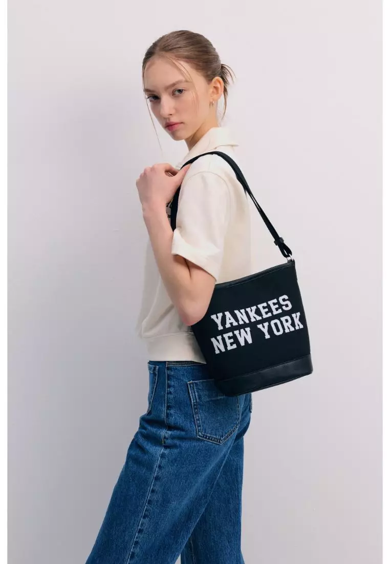 ☆送料・関税込☆MLB★Varsity jacquard bucket bag★ Túi MLB Korea Varsity Jacquard Bucket Bag LA Dodgers Cream