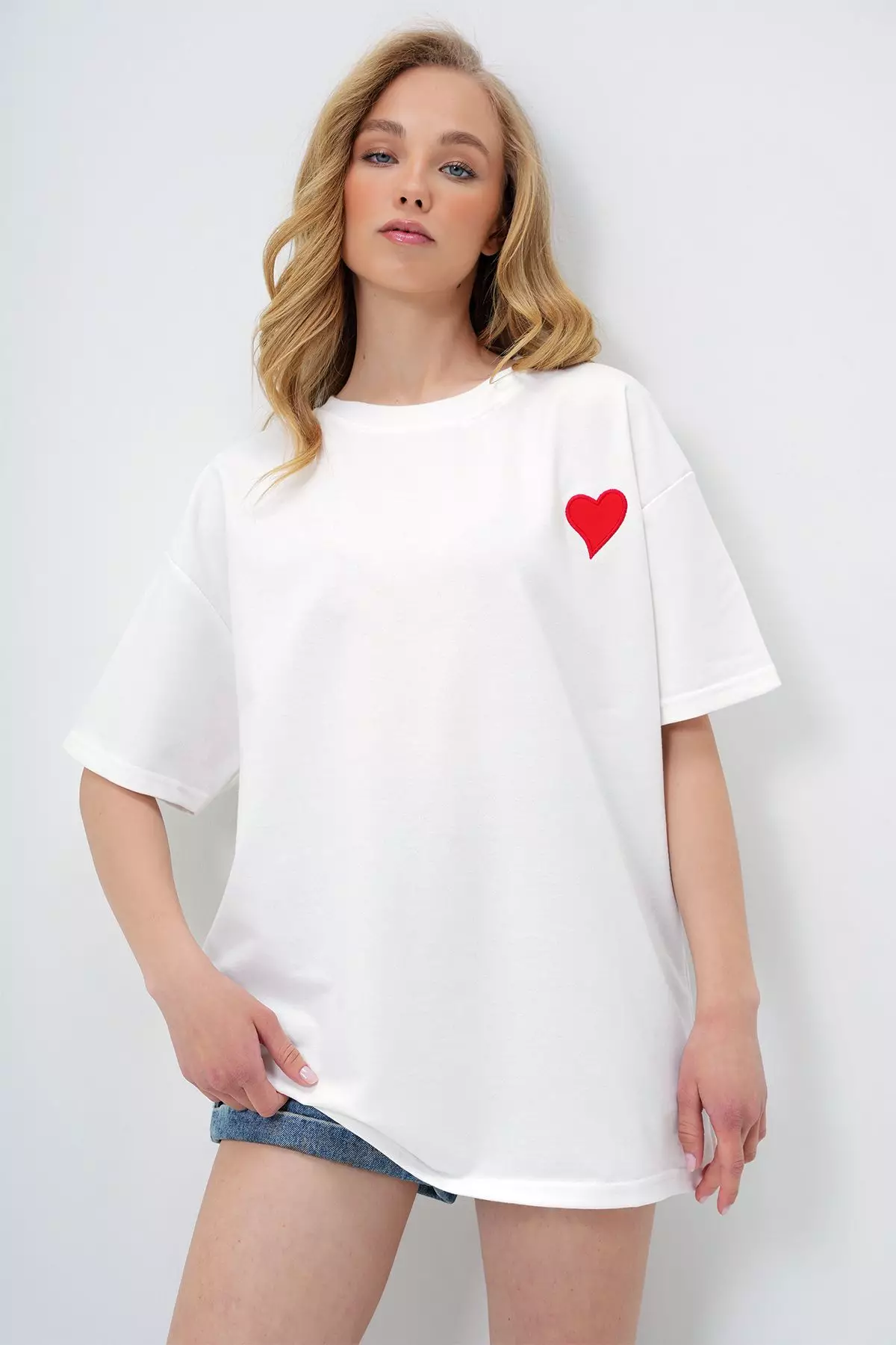 Women's White Crew Neck Heart Embroidered Two Thread Oversize T-Shirt Alc-X13912