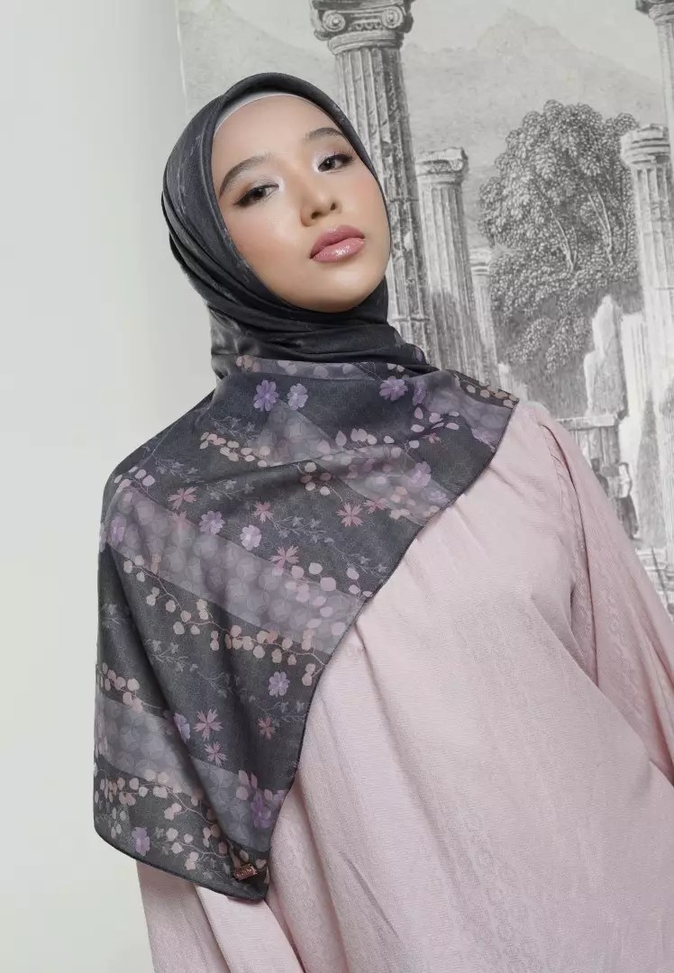 VIALOVA Print Scarf Black - Kerudung Hijab Segiempat Motif With BOX - Bahan Voal Premium - Ukuran 115x115