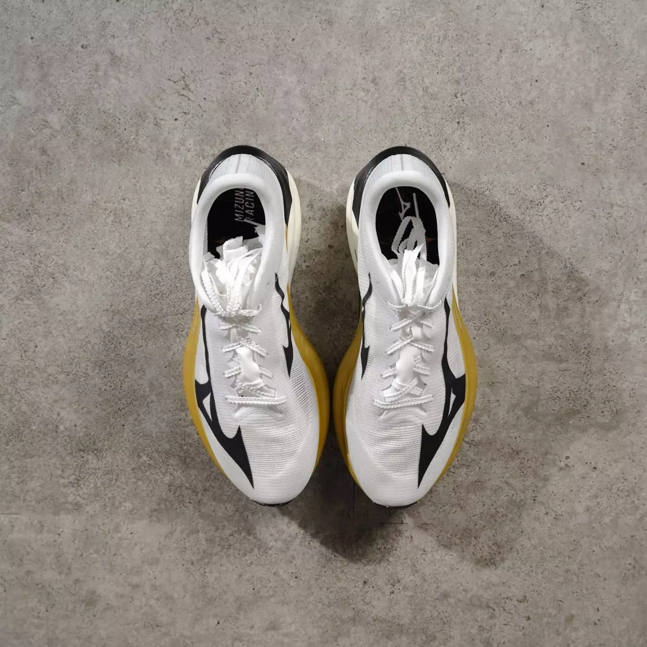 Sepatu MIZUNO HYPERWARP PRO GOLD WHITE SNEAKER 100% ORIGINAL