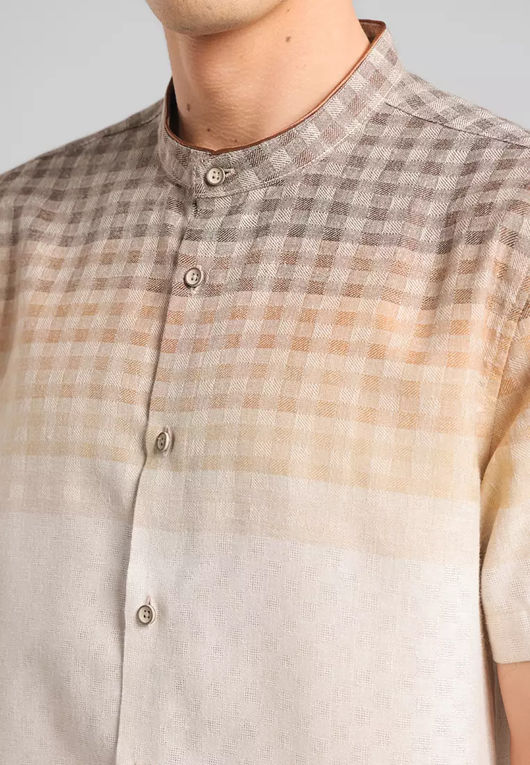 MANZONE - Kemeja Koko Lengan Pendek Pria Sadd Modern Fit - Beige Warna Beige