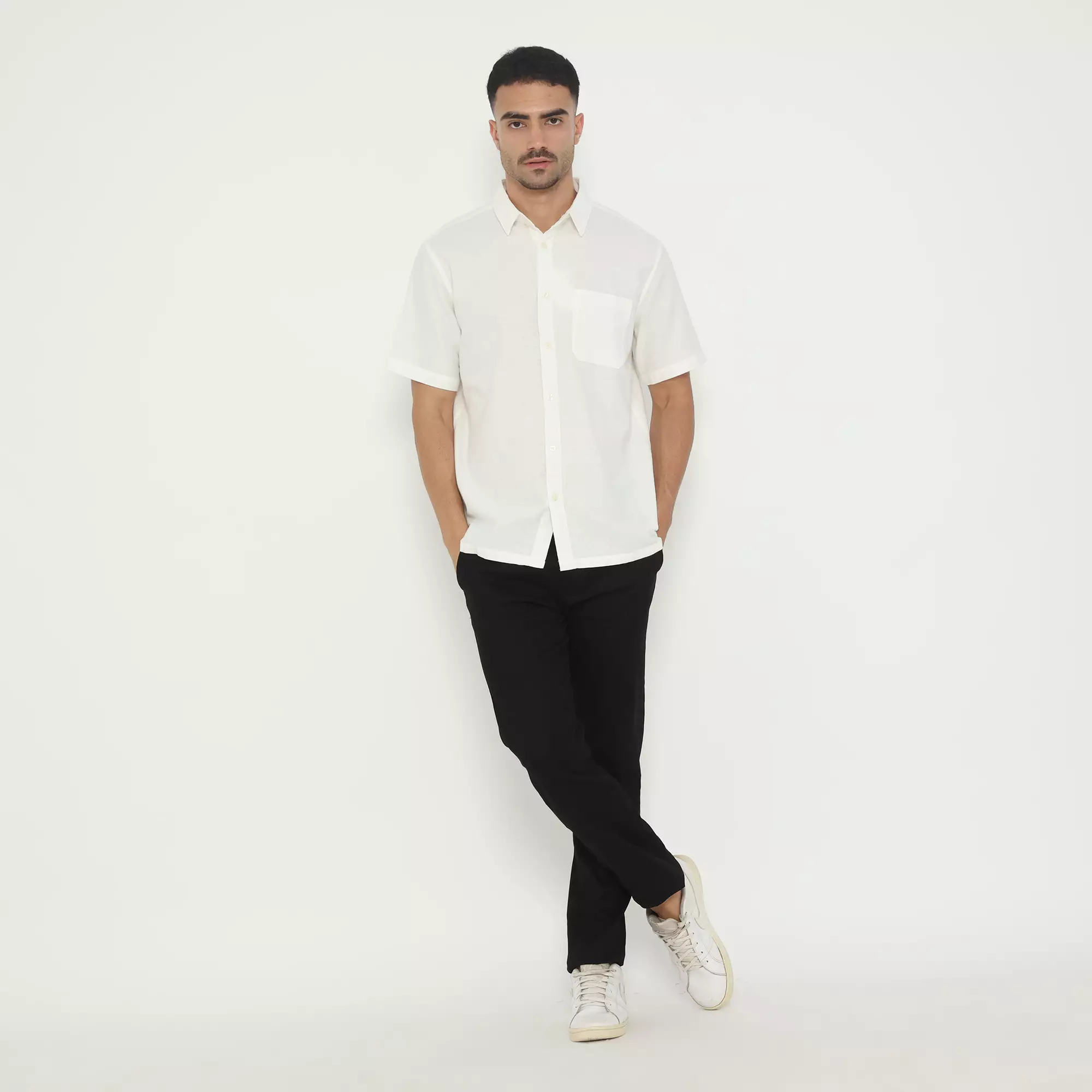 Men & Clo x PLATINI | Kemeja Pria Basic Polos Lengan Pendek Katun White 1090 