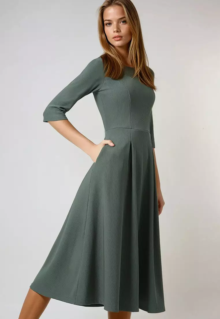 Boat Neck Three-Quarter Sleeve Pleated Detailed Double Pocket Midi Length Flared Dress