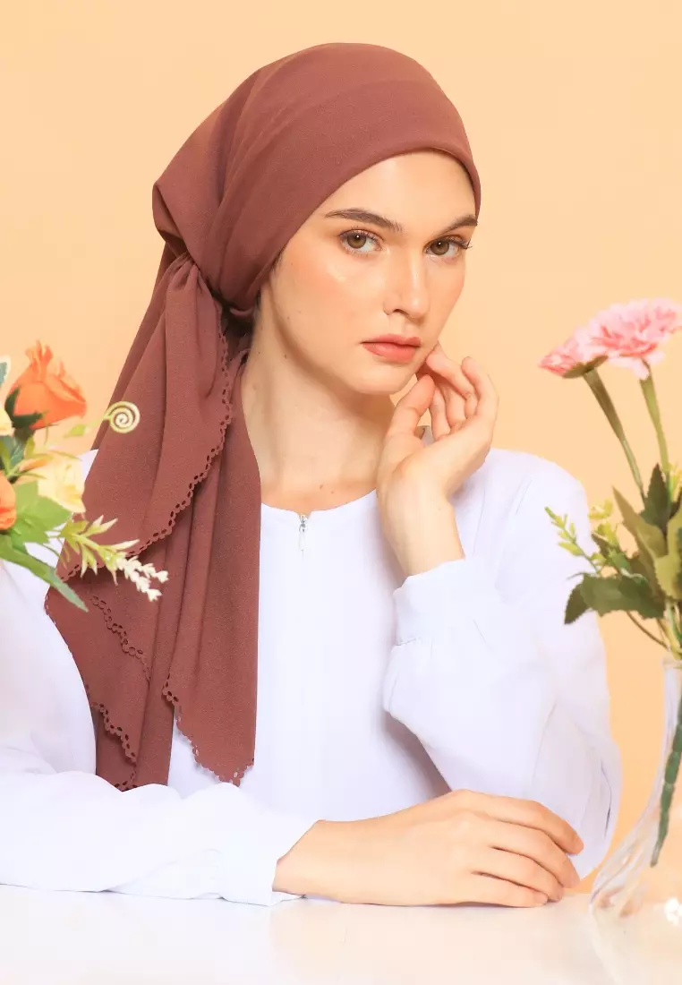 Hijab Segi Empat Lasercut Curly Brown