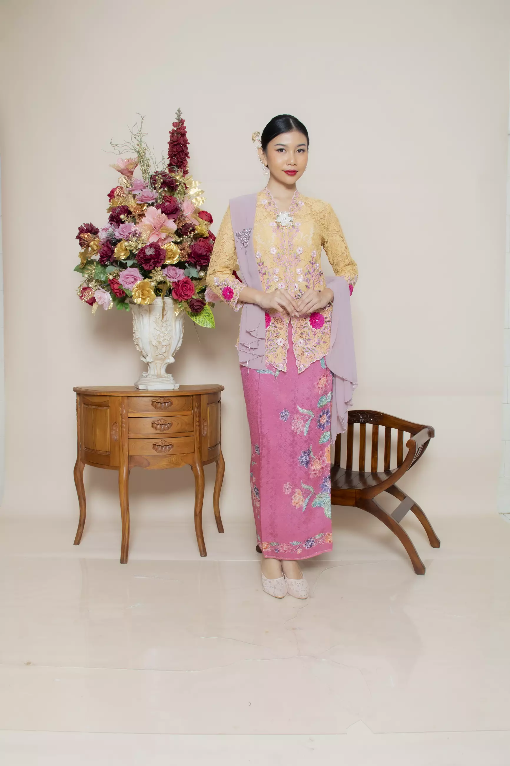 Kebaya Brokat Roses 3 Dimensi in soft gold Color