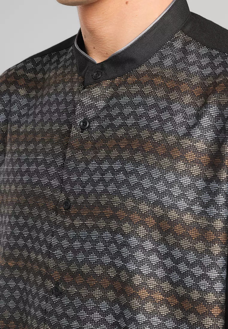 MANZONE X Adipati Dolken - Kemeja Koko Lengan Panjang Pria Bora Comfort Fit - Black Warna Black