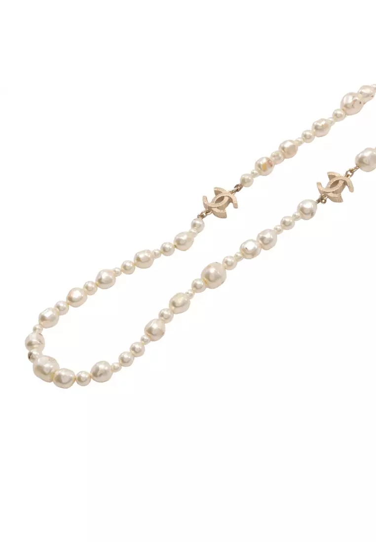 Chanel Pre-loved Chanel coco mark necklace Fake pearl GP off white
