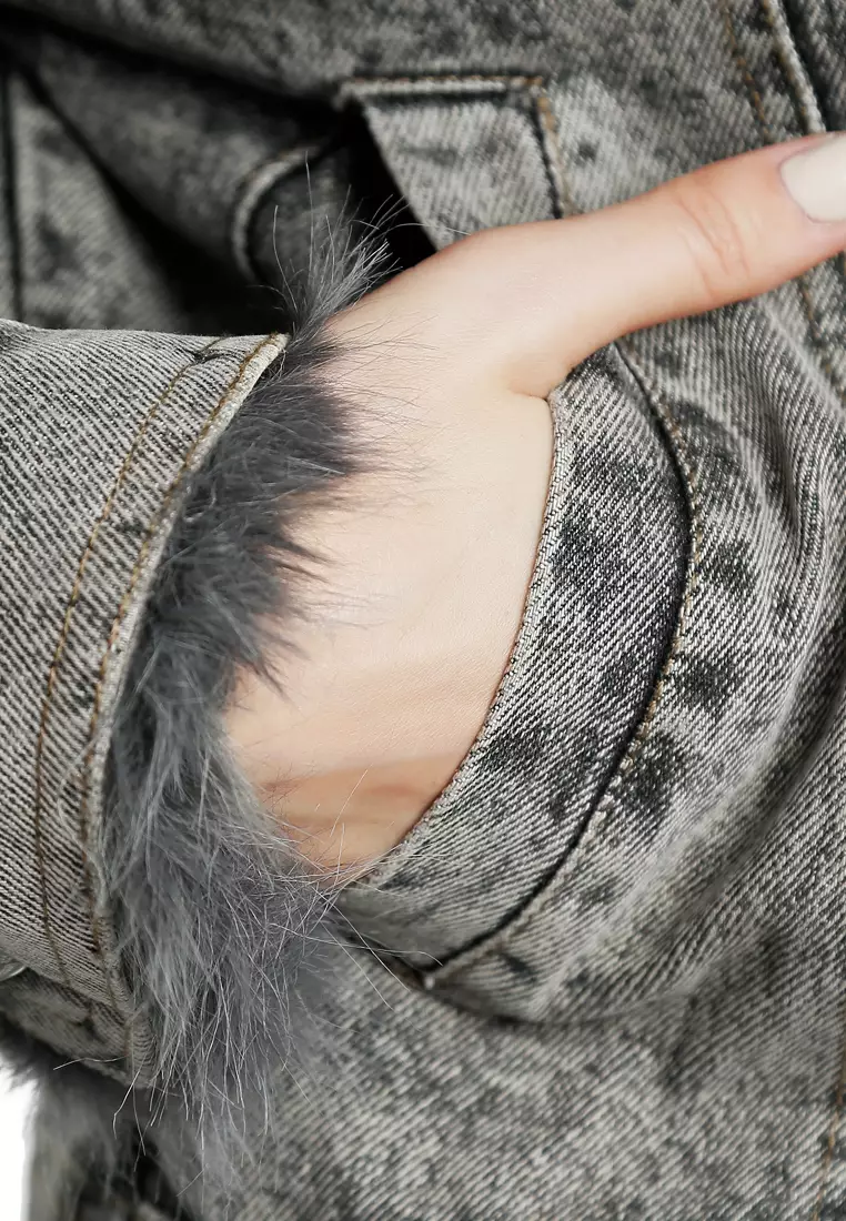 Jaket Denim Kerah Bulu Palsu Warna Abu-abu