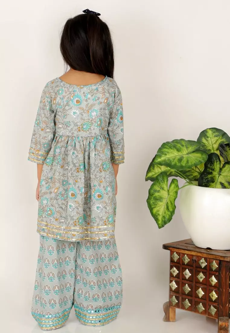 银灰色花卉刺绣女孩 Anarkali Kurta 套装