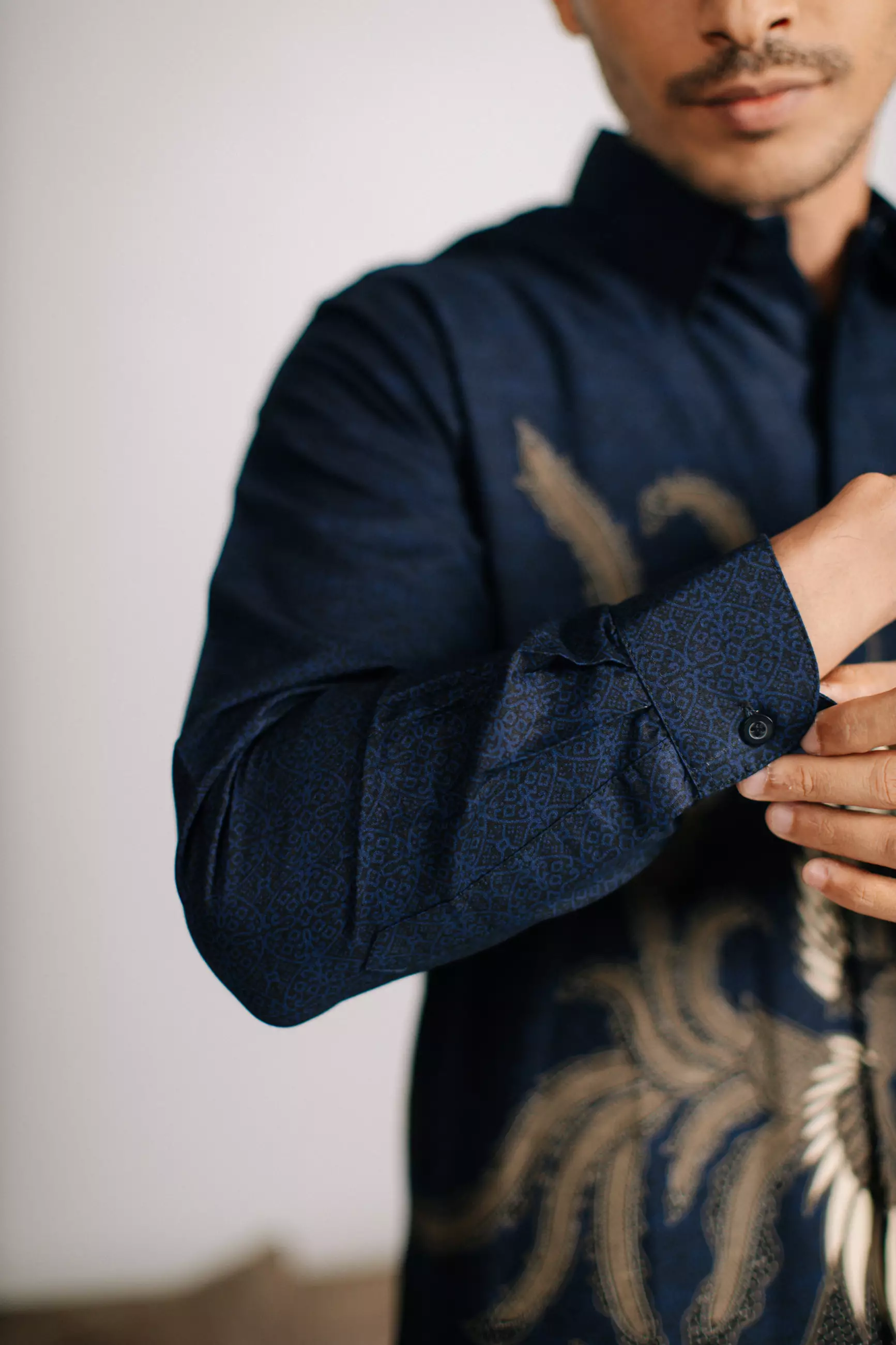 Adyatma Dewangga Navy Kemeja Batik Slim Fit Pria Lengan Panjang Katun