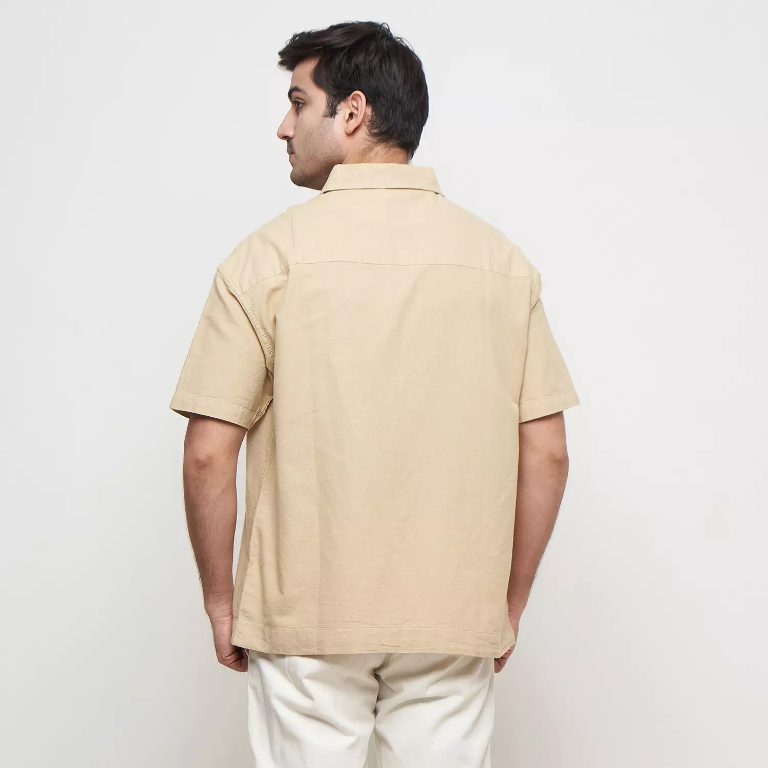 LARUSSO Kemeja Pria Basic Oversize Rami Lengan Pendek - Cream