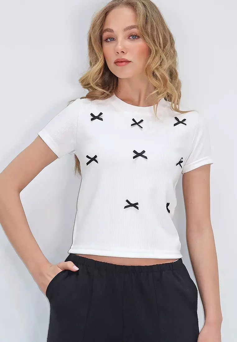 Women's White Crew Neck Bow Decorated Crop Blouse Alc-X13671