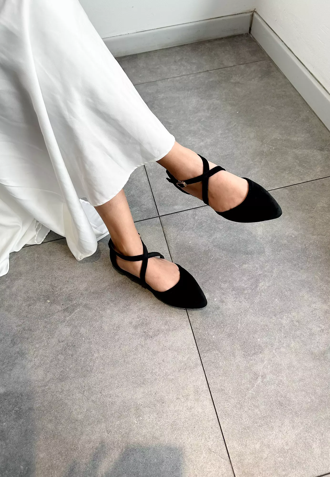 Laura Sandal Flat Wanita Pointed Toe Crossed