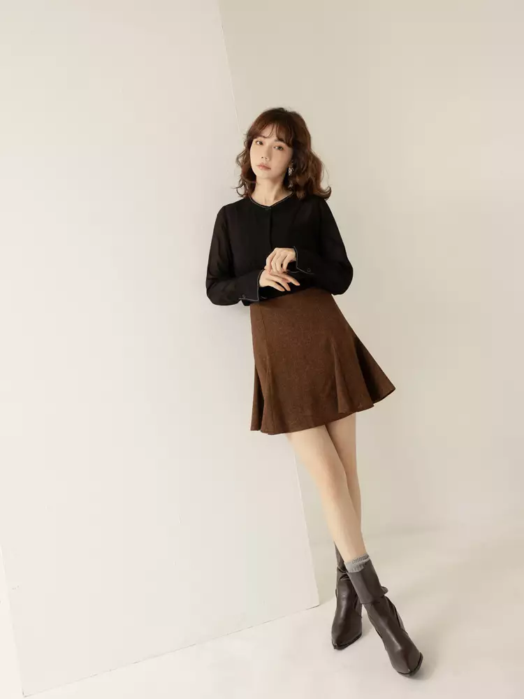 微透膚喇叭袖圓領鍊條上衣《AB19225》