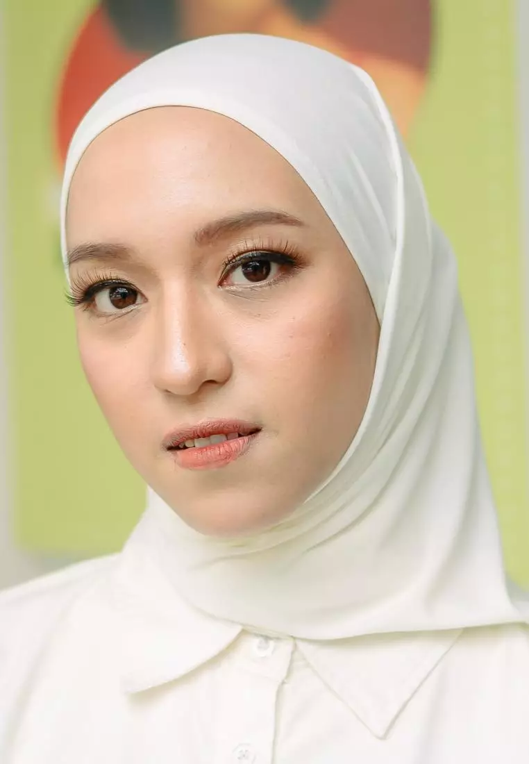 Qiya Instan Square (Hijab Sport Instan Segiempat Jersey) Broken White