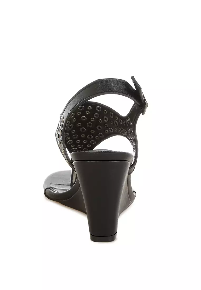 Sepatu wedges bertabur paku dengan ujung bertabur paku warna hitam