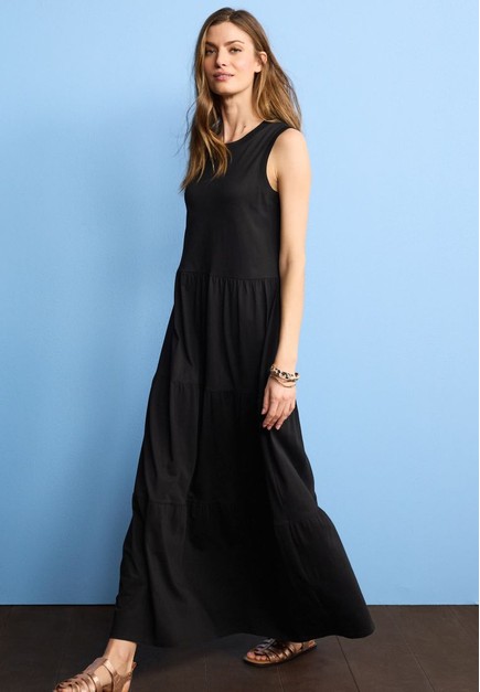 sleeveless black maxi dress