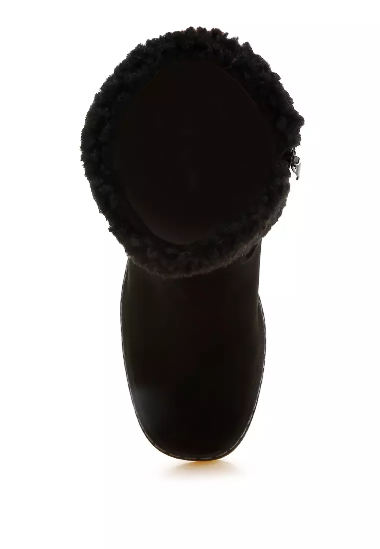 黑色人造毛皮和刺繡細節靴子