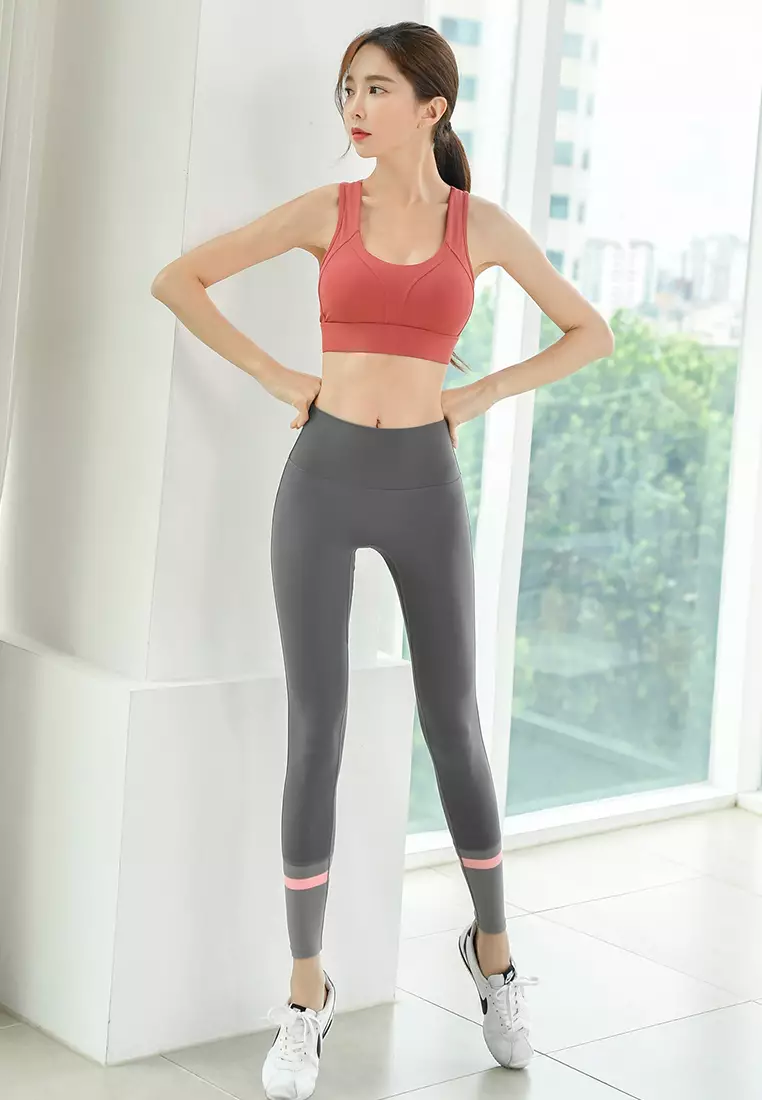 Sports bra and yoga pants hot sale