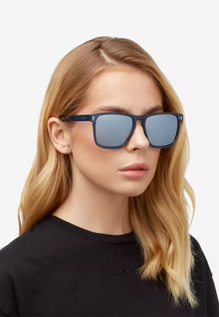 HAWKERS POLARIZED Navy Chrome DUST Sunglasses for Men and Women, Unisex. UV400 Protection. Official Product designed in Spain